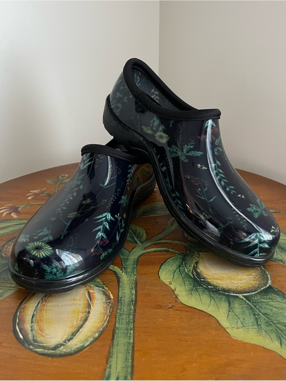 Duluth Trading Co. Black Floral Waterproof Garden Clogs NWOB Size 8